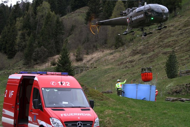 Die "Alouette" III holt sich das Wasser aus einem Wasserbehälter.