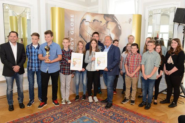 Verleihung des Energy Globe Award 2016 durch LR Rolf Holub mit den Landessiegern der NMS Straßburg; | Foto: LPD Roman Sucher