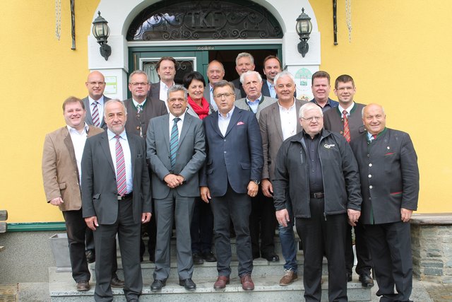 Ein Teil der Vertreter aus Kärnten und der Steiermark, die beim Straßengipfel auf den notwendigen Sicherheitsausbau der S36/S37 aufmerksam machten