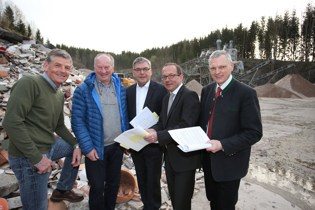 Christian Ragginger (Geschäftsführer SBR), Matthias Böckl (Geschäftsführer SBR), Landesrat Josef Schwaiger, Nationalrats-Abgeordneter Peter Haubner und LAbg. Josef Schöchl. | Foto: Neumayr