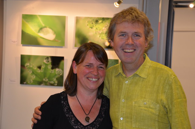 Gartenkünstler und Fotograf Norbert Kopf mit seiner Gattin vor seinen Fotografien aus dem Klostergarten.                                                                              Foto: Robert Kalss