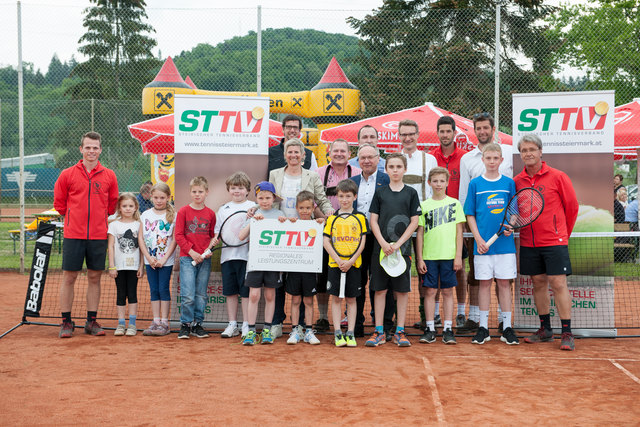 Erster Aufschlag, Feldbach: Vertreter des Verbands, des Vereins, der Tennisschule Prutsch und der Stadt mit jungen Talenten. | Foto: Franz Prutsch Photography