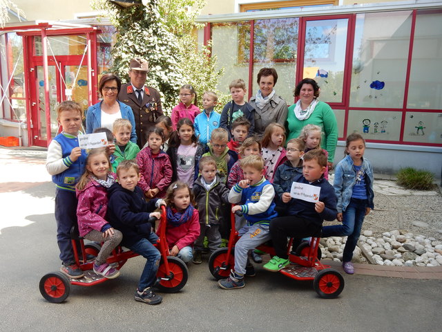 Freudentag: Die Kindergartenkinder nahmen die Tretroller voller Freude in Empfang und auch gleich Platz. | Foto: KK