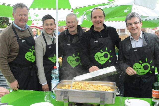 (li.) Vize- BGM Peter Schiefer, GR Dominik Kutschera, GR Werner Schenk, BGM Christoph Stark und GR DI Dr. Helmut Karl Lackner beim "Gemeinsam frühstücken" am Gleisdorfer Hauptplatz inmitten vom Bauernmarkt.