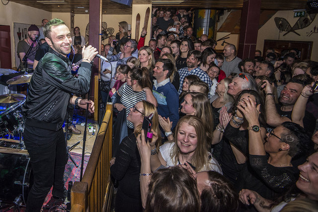 Måns Zelmerlöw gewann den Songcontest 2015 und trat noch vor sechs Wochen in der Silver Bullet Bar in Bad Gastein auf. | Foto: Max Steinbauer