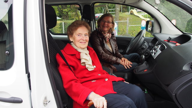"Wahlfahrt." Fahrerin Hannelore Weilbuchner bringt einen Fahrgast zum Wahllokal.