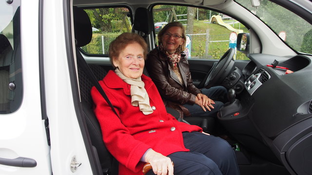 "Wahlfahrt." Fahrerin Hannelore Weilbuchner bringt einen Fahrgast zum Wahllokal. | Foto: privat