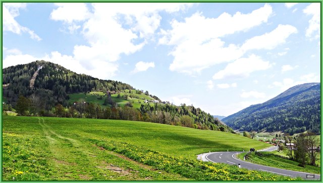 Einige haben schon versucht den Berggipfel mit dem Auto über die Wiese zu erreichen