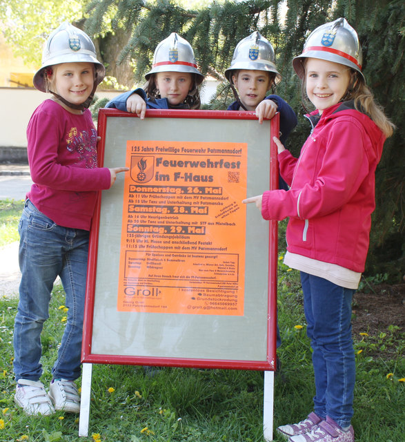 Der Feuerwehrnachwuchs aus Patzmannsdorf präsentiert das Plakat zum Fest: Marlene, Franziska, Christoph und Carolina. | Foto: Böck