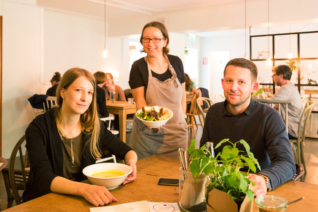 Essen mit der Chefin: Esmee Gilma und WOCHE-Redakteur Max Daublebsky wurden im Ginko-Greenhouse hervorragend von Angelika Höller bedient.