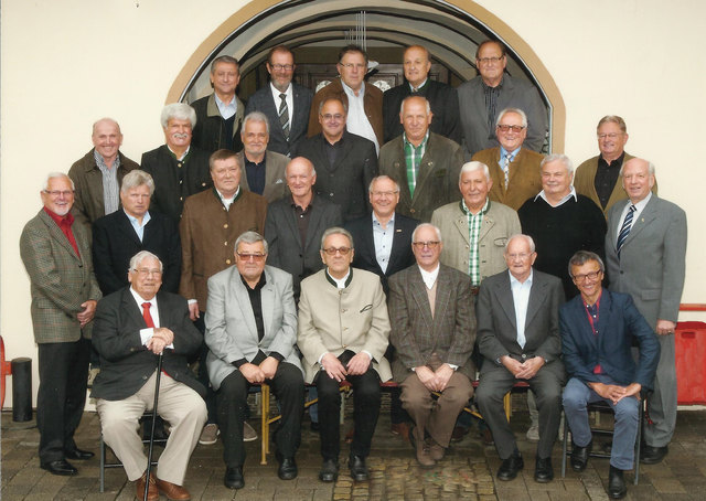 Die Absolventen stellten sich nach 50 Jahren wieder für ein Klassenfoto auf. | Foto: KK