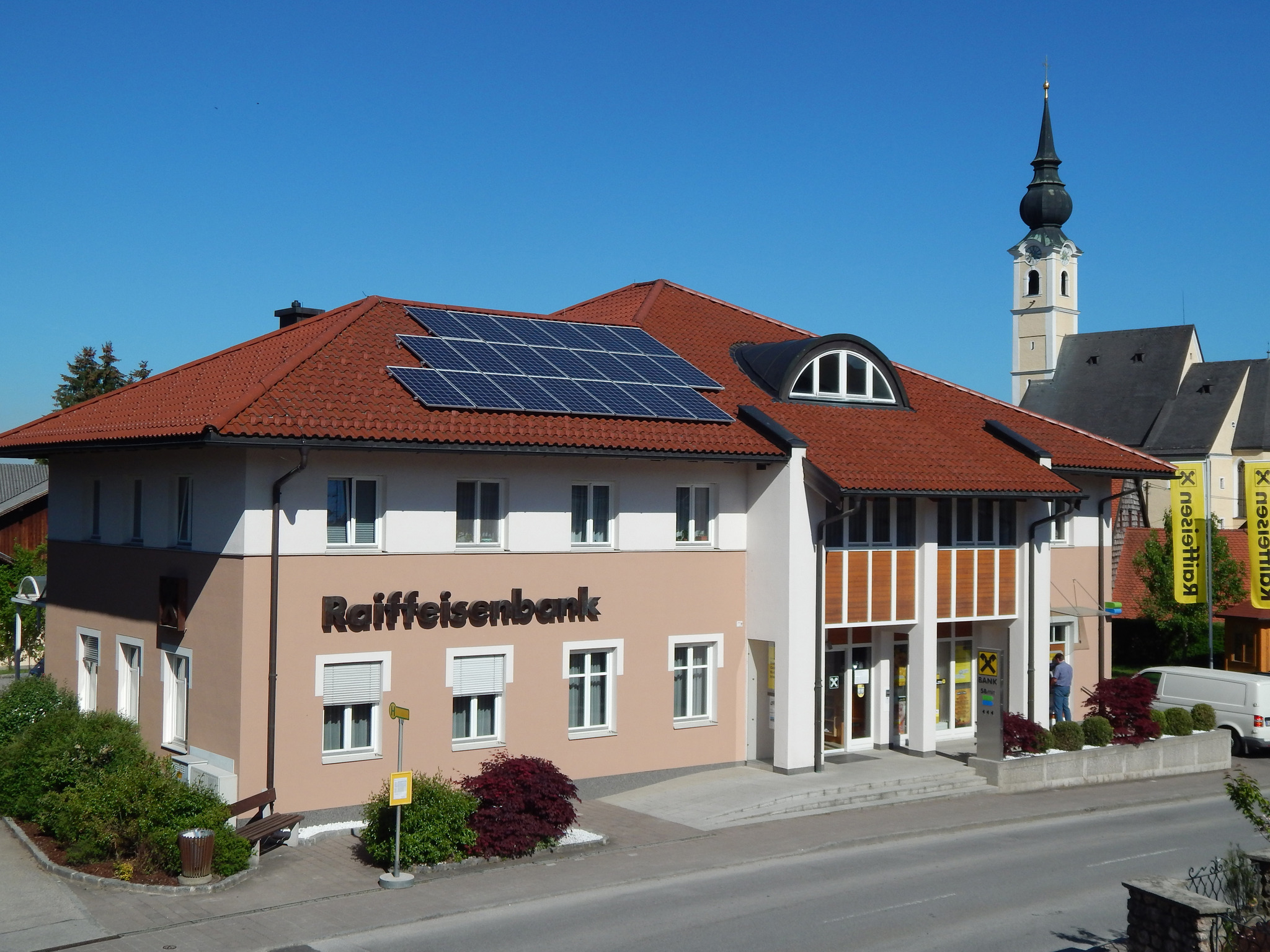 Antheringer Raiffeisenbank setzt auf Photovoltaik - Flachgau
