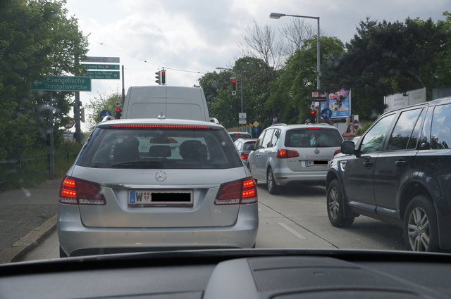Warten hieß es nur bei Ampeln. Zähem Verkehr auf Hauptachsen wich das Team Pkw aus.