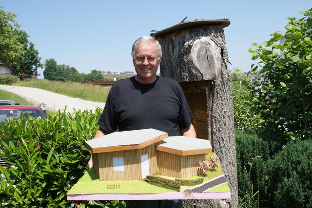 Manfred Mayr, Obmann des Imkervereins Wartberg, mit dem Modell des neuen Lehr- und Schaubienenhause.s.