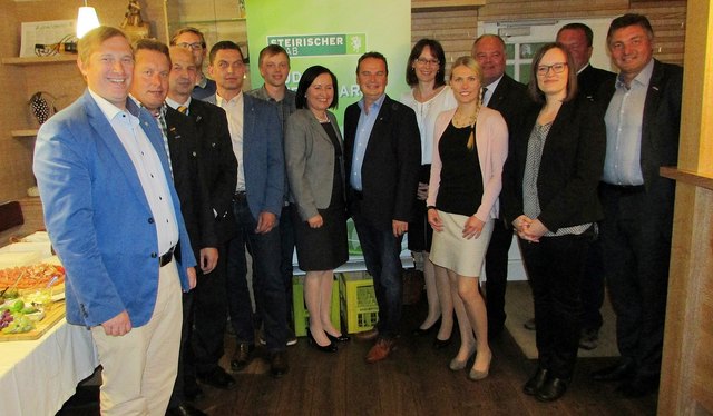 Der neue Vorstand mit Obmann Franz Winkler (7.v.r.), Obfrau Bettina Monschein (6.v.r.) und Ehrengästen der Veranstaltung. | Foto: KK