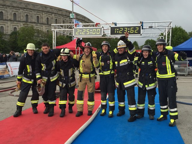 Firefighter Team Hagenberg nach dem sensationellen Sieg im Staffelbewerb. | Foto: FF Hagenberg