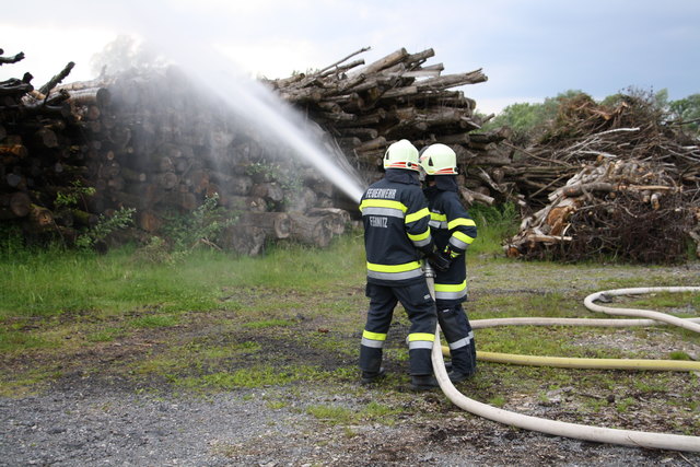 Die FF Fernitz stellte sich in einer Übung einem Feuerszenario am Holzlagerplatz.