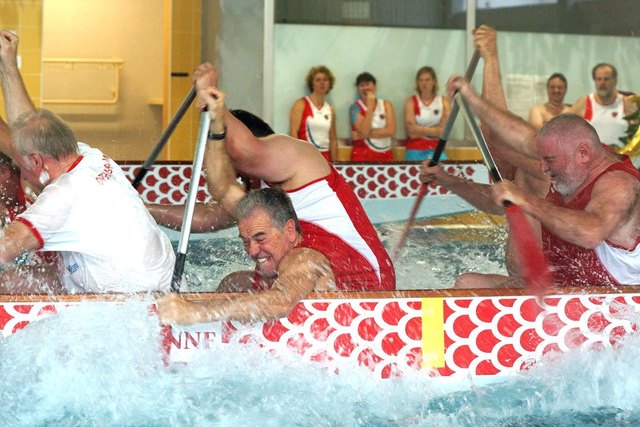 Ordentlich zur Sache ging's bereits im März beim Indoor-Drachenbootrennen im Steyrer Stadtbad. | Foto: Peter Röck