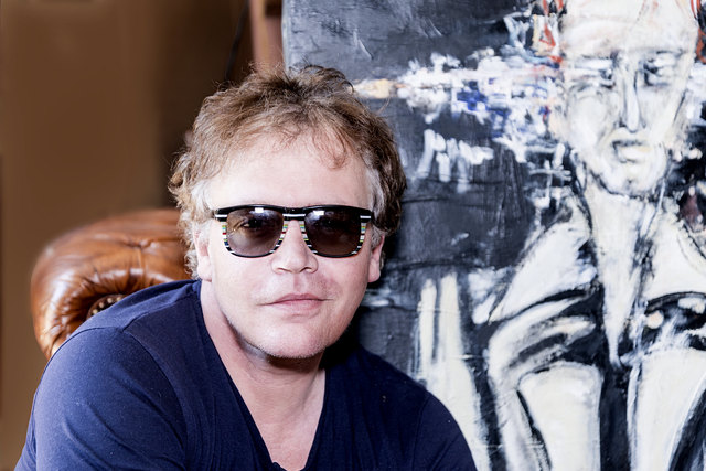 Sacha Wussow mit "Johann von Goisern" Brille vor einem seiner Gemälde.