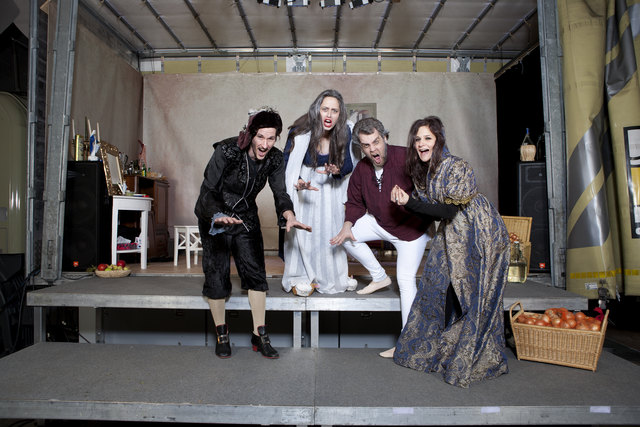 Theater, gespielt auf einem LKW, bei freiem Eintritt: am 28. Mai am Domplatz Eisenstadt | Foto: Nikolaus Similache 2016