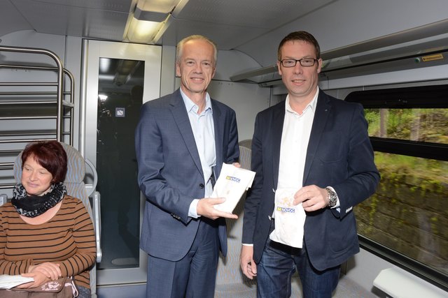Die NÖVOG bedankte sich für die Geduld der Fahrgäste während der Streckensperre, im Bild: NÖVOG Geschäftsführer Gerhard Stindl und Dienststellenleiter Anton Hackner. (© NÖVOG/Kolonovits)
