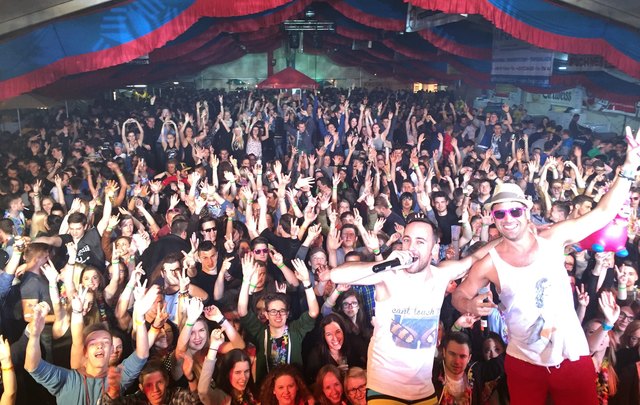 Drei Tage lang feierten die Niederneukirchner beim traditionellen Zeltfest. Mit dabei waren 2:Tages:Bart (im Bild), die für Stimmung sorgten. Das schlechte Wetter tat der guten Laune keinen Abbruch. | Foto: privat