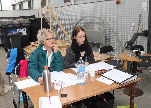 Intendantin Angelica Ladurner und Assistentin Anja Wohlfahrt beobachten das Wagen-Ensemble konzentriert und geben Feedback | Foto: Schönegger