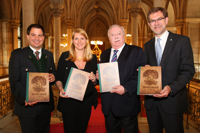 Zur 120-Jahr-Feier des Vereins der Steirer: Michael Schickhofer, Elisabeth Hakel, Michael Häupl und Andreas Zakostelsky. | Foto: KK