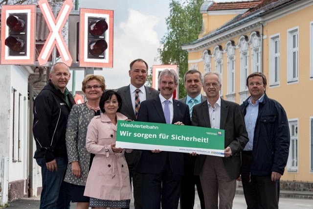Dienststellenleiter Herbert Frantes, Bürgermeisterin Helga Rosenmayer, Landtagsabgeordnete Margit Göll, Straßenbaudirektor-Stellvertreter Rainer Irschik, Verkehrslandesrat Karl Wilfing, Stadtrat Martin Preis, NÖVOG Geschäftsführer Gerhard Stindl und Stadt