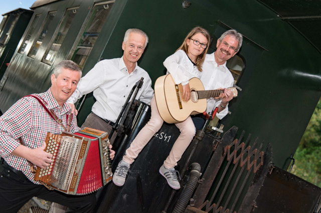 Am 21. Mai wird die Waldviertelbahn musikalisch begleitet, im Bild: Erwin Höbart, NÖVOG Geschäftsführer Gerhard Stindl, Lena Katzenschlager und Verkehrslandesrat Karl Wilfing. (© NÖVOG/Kerschbaummayr)