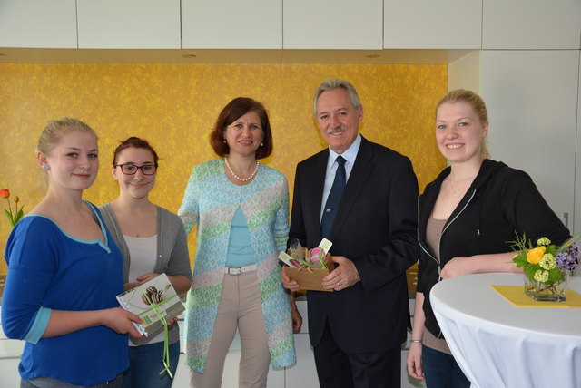 Viktor Sigl mit den Klassensprecherinnen Lena Dengg (re.) und Michelle Pammer (2. v. li.), Schulsprecherin Julia Hillerzeder (li.) und Direktorin Adelheid Burtscher-Zauner.