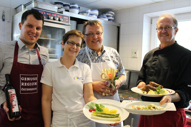 Matthias, Claudia und Josef Spiess, sowie Küchenchef Manfred Missbichler präsentieren verschiedenste Spargelgerichte