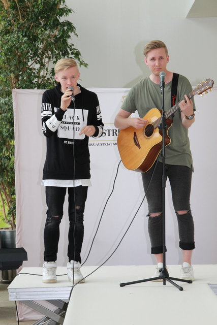 Musikalische Begleitung gab es von dem jungen Pop-Duo "Brofaction".