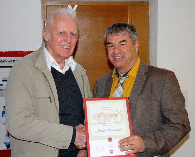 Bezirksvorsitzender Hans-Peter Bock gratuliert Hans Brunnbauer, der seit 60 Jahren Mitglied der SPÖ ist. | Foto: SPÖ Landeck