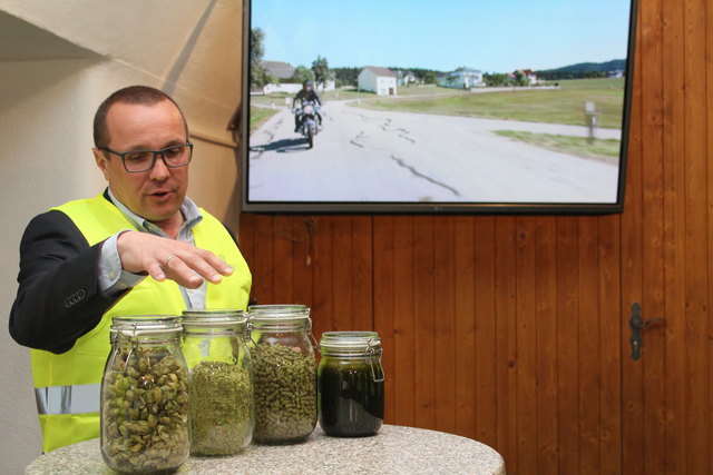 Braumeister Harald Raidl zeigt die Verarbeitungsvarianten von Hopfen. Im Hintergrund das neue Video mit Testimonial Gregor Bloéb.