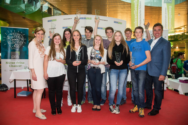 PTS-Landeswettbewerb im Europark - Landtagspräsidentin Brigitta Pallauf mit den Gewinnern und Landesschulratspräsident Johannes Plötzeneder | Foto: Neumayr
