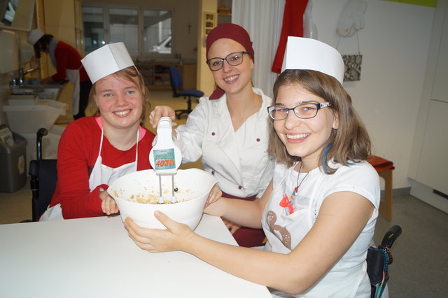 Hier wird der Teig für die Kekse eifrig gerührt.