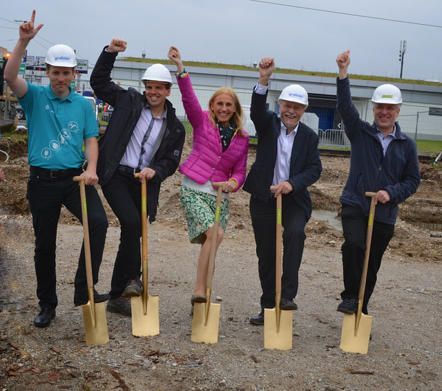 Klaus Grabner (Geschäftsführer Grabner Haustechnik), Baumeister Martin Buchner (Kroh & Partner), Wirtschaftsstadträtin Susanne Wegscheider, Wolfgang Grabner (Geschäftsführer Grabner Haustechnik) und Baumeister Philipp Kern (von links). | Foto: Willy Lehmann