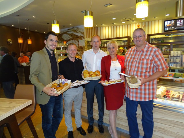 Neo-Obmann Marc Fauster (l.) mit den Gastgebern und Manuela Weinrauch (WK).