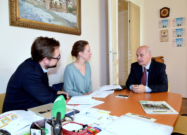 Der längstdienende Bezirkschef Wiens im Gespräch mit Chefredakteur Christoph Schwarz und Redakteurin Christine Bazalka. | Foto: Spitzauer
