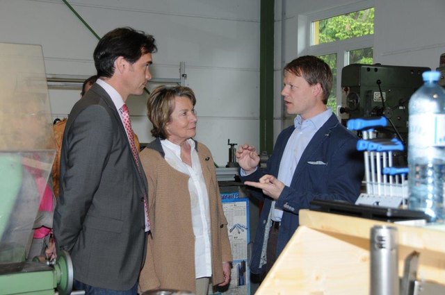 Geschäftsführer Wolfgang Haumberger (r.) im Gespräch mit Christian Bauer und Sonja Zwazl
