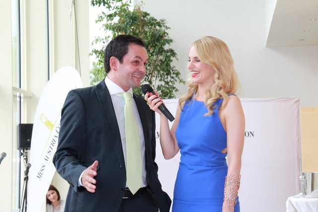 Marketingboss Wolfgang Niederhauser freut sich über den weiblichen Besuch in der Therme Geinberg.