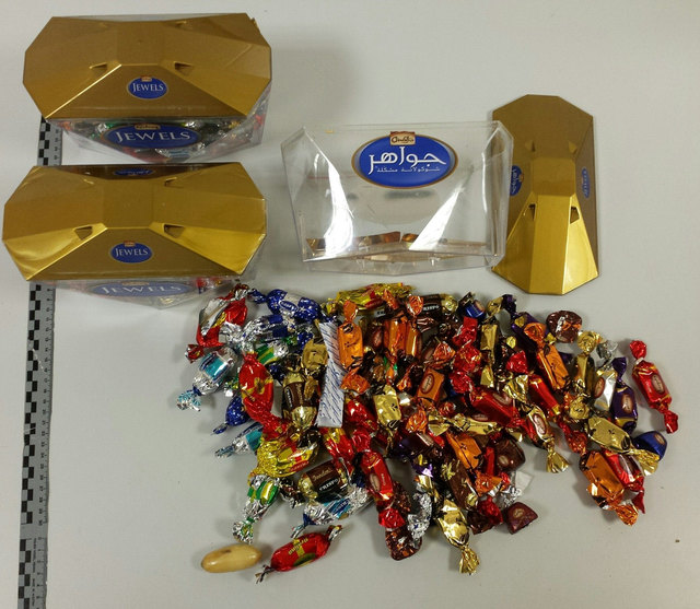 Außen bunt, innen weiß: Die Pralinen waren Kokainkapseln. | Foto: LPDNÖ