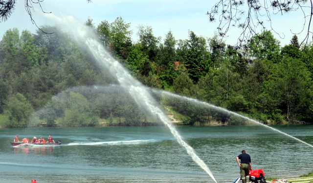 Die Hauptfeuerwache Villach veranstaltete am Samstag, den 21. Mai, wieder ihren Wassererlebnistag am Silbersee und auf der Drau. Von 10.00 bis ca. 15.30 Uhr gab es Information, Spiel und Spaß für Groß und Klein.
Mit Löschbooten und Tauchvorführungen sowie