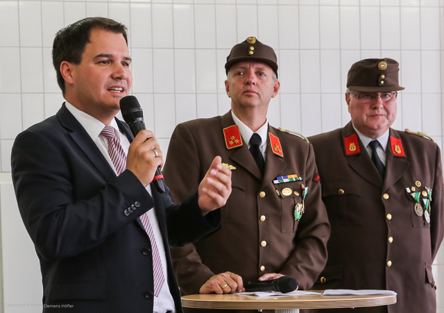 LHStv. Michael Schickhofer mit  Feuerwehrkommandant HBI Manfred Hausegger und dem Obmann des Feuerwehr-Musikvereins Manfred Hess. | Foto: Höfler