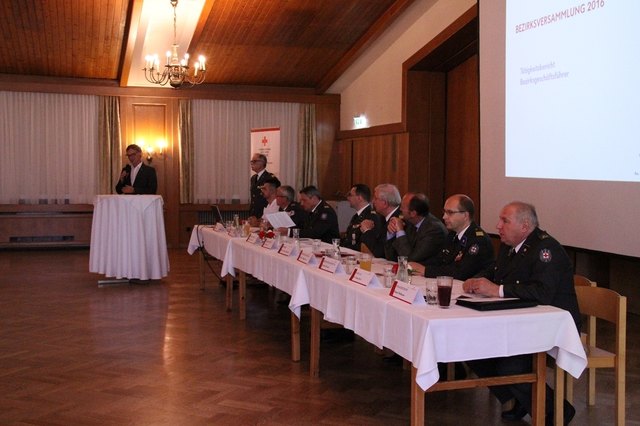 Bürgermeister Erwin Eggenreich bedankt sich für die Ehrenamtlichen und das zahlreiche Engagement im Bezirk.