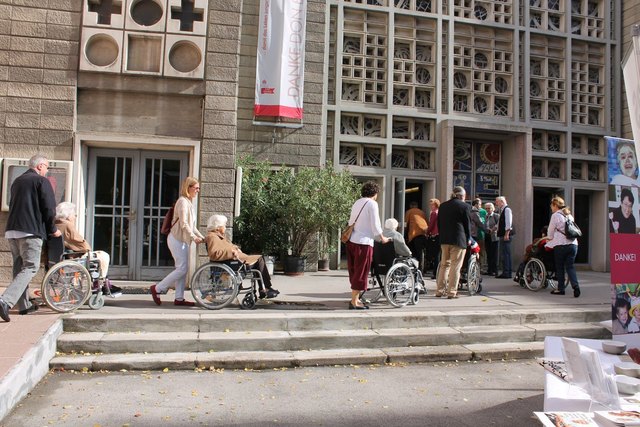 Menschen mit Demenz und ihren Angehörigen wird ermöglicht – oft das erste Mal seit Jahren! – wieder an einem Gottesdienst teilzunehmen. (Archivmaterial CS aus 2015)