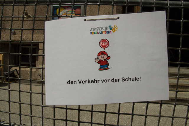 "Stoppt den Verkehr vor der Schule", so lautet die Forderung der Volksschule Pradl-Leitgeb 1.