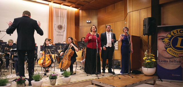 „Standing Ovations“ gab es für das Salonorchester Vorderweißenbach und die Solisten Carina Hohner, Alexander Gallee und Margarete Haudum (von links) beim Frühlings-Galakonzert des Lionsclubs Bad Leonfelden im „Haus am Ring“ . | Foto: LC Bad Leonfelden/rubra