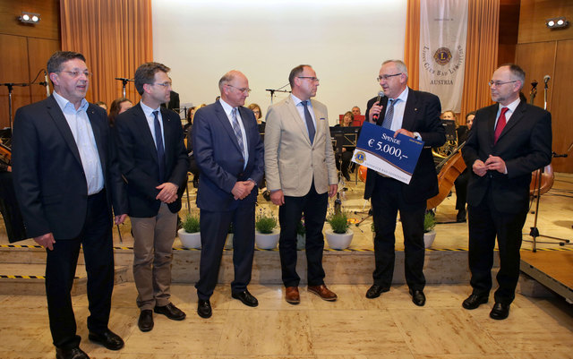 Spendenübergabe zugunsten einer vom Schicksal schwer getroffenen Familie in Oberneukirchen. Von links: Die Lions Gottfried Haßlböck, Karl Birklbauer und Fritz Mayer, Josef Rathgeb, Lions-Präsident Bernhard Haudum und der Oberneukirchner Pfarrer P. Wolfgan | Foto: LC Bad Leonfelden/rubra